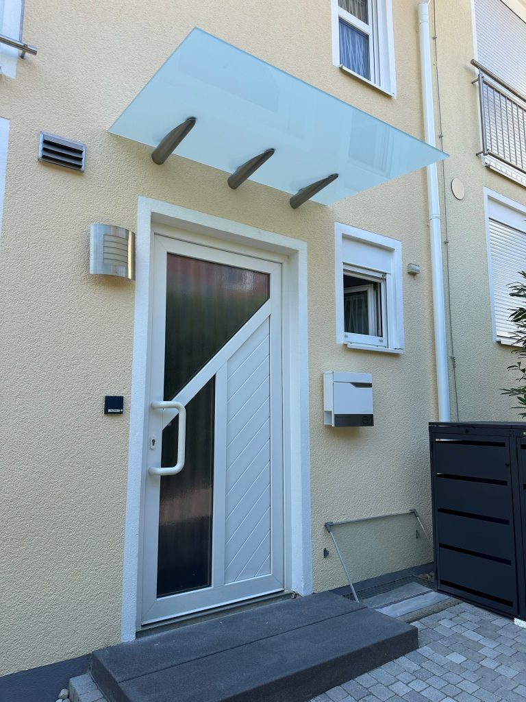 Glasvordach mit Rohrträgern von VoMo