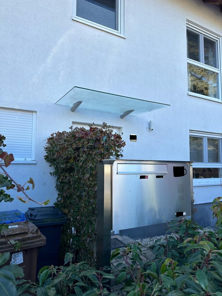 Glasvordach mit Rohrträgern von VoMo