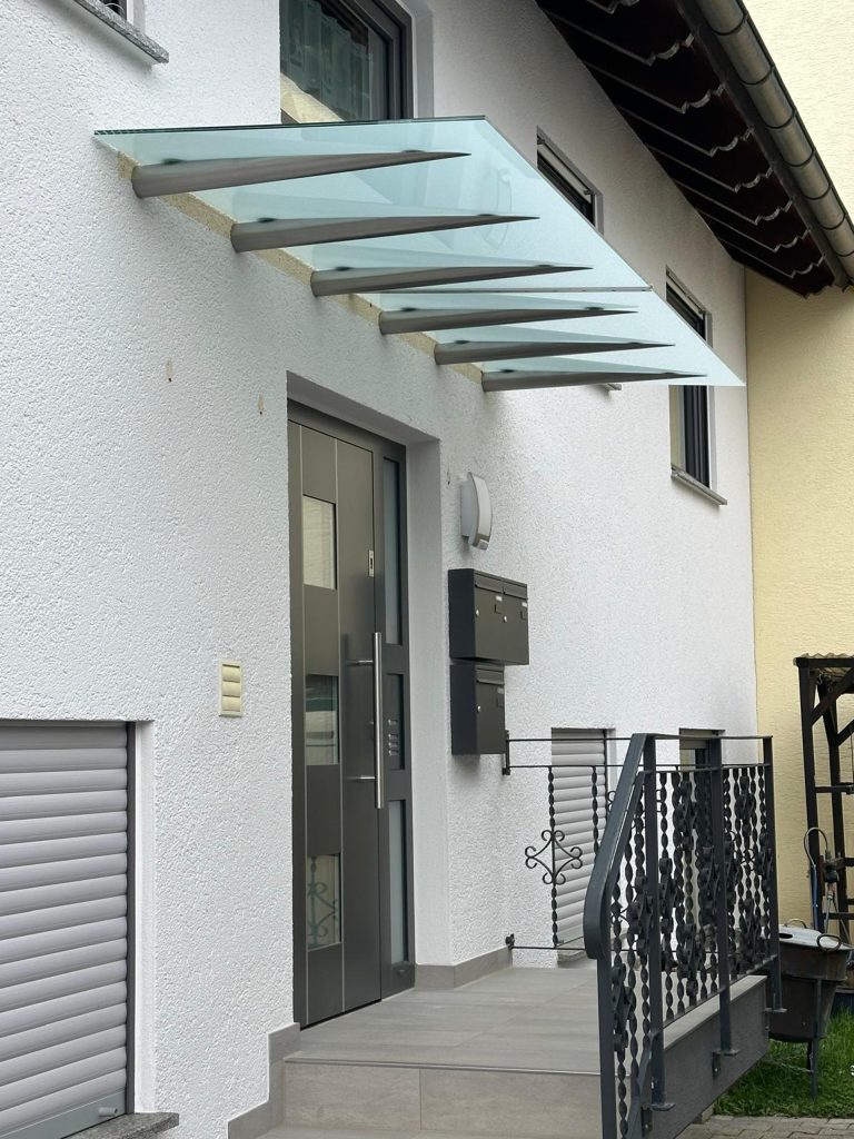 Glasvordach mit Rohrträgern von VoMo