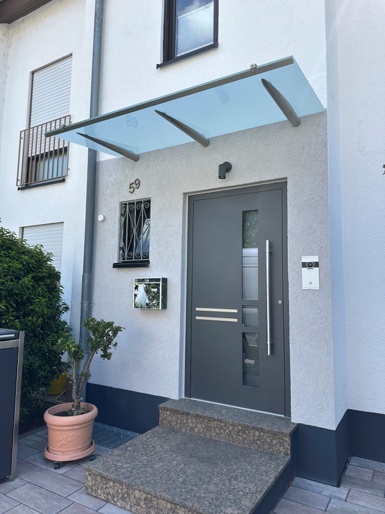 Glasvordach mit Rohrträgern von VoMo
