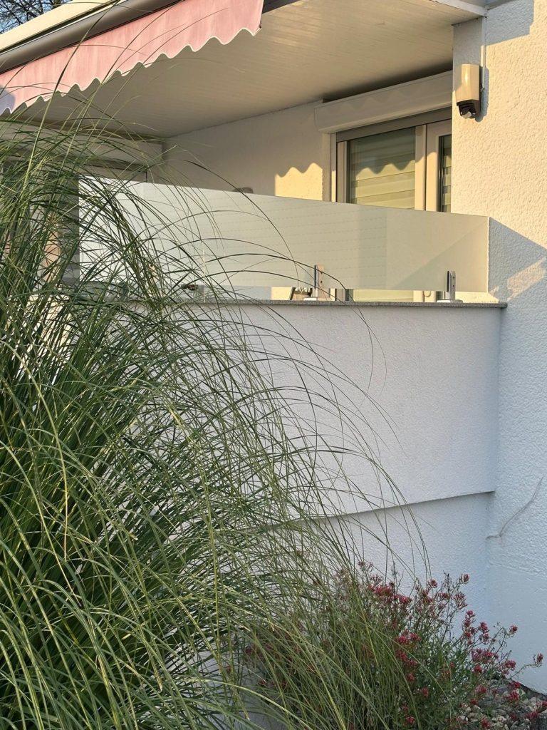 Sichtschutz aus Glas an einem Balkon