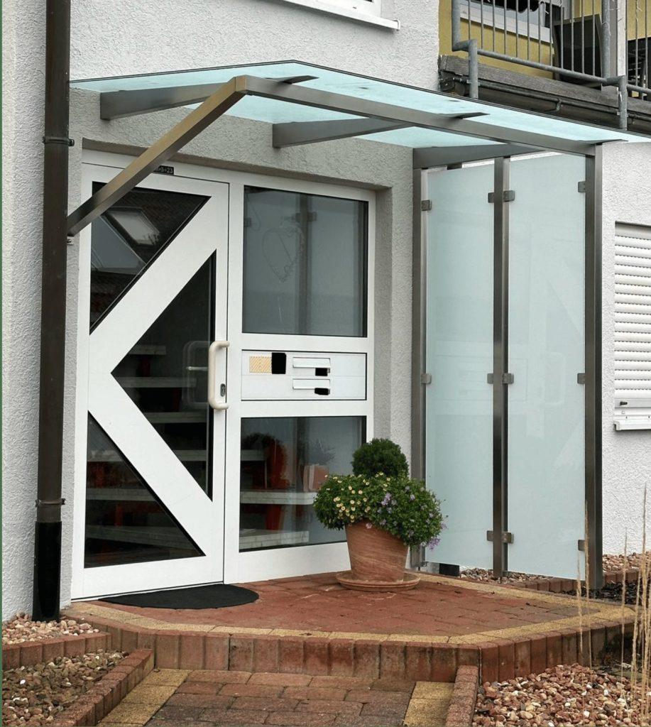 Haustürvordach aus Glas mit seitlicher Glaswand