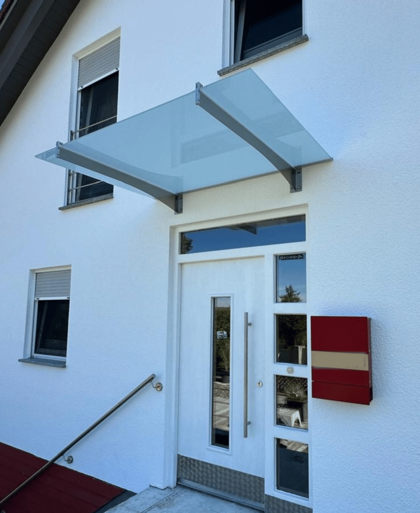 Glasvordach mit Schwertträgern von VoMo