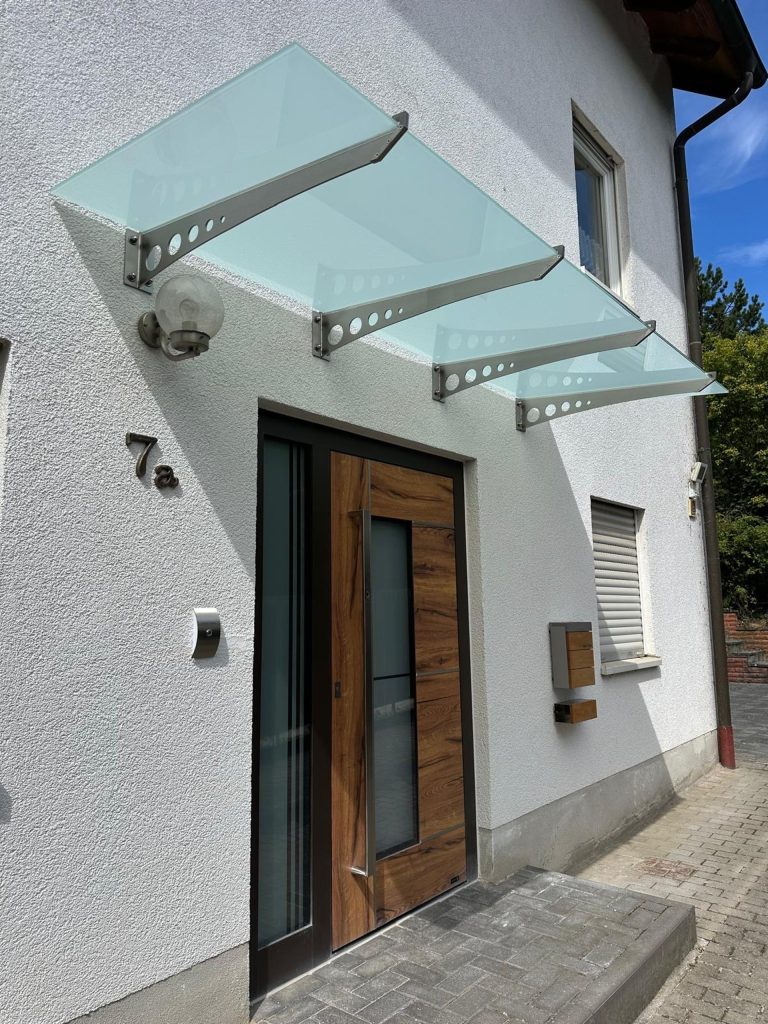 Glasvordach mit Schwertträgern von VoMo