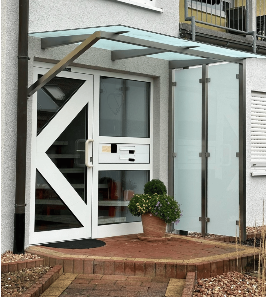 Glasvordach mit Rohrträgern von VoMo