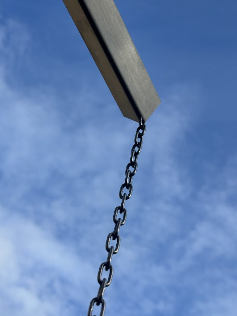 Regenkette aus Edelstahl am Vordach